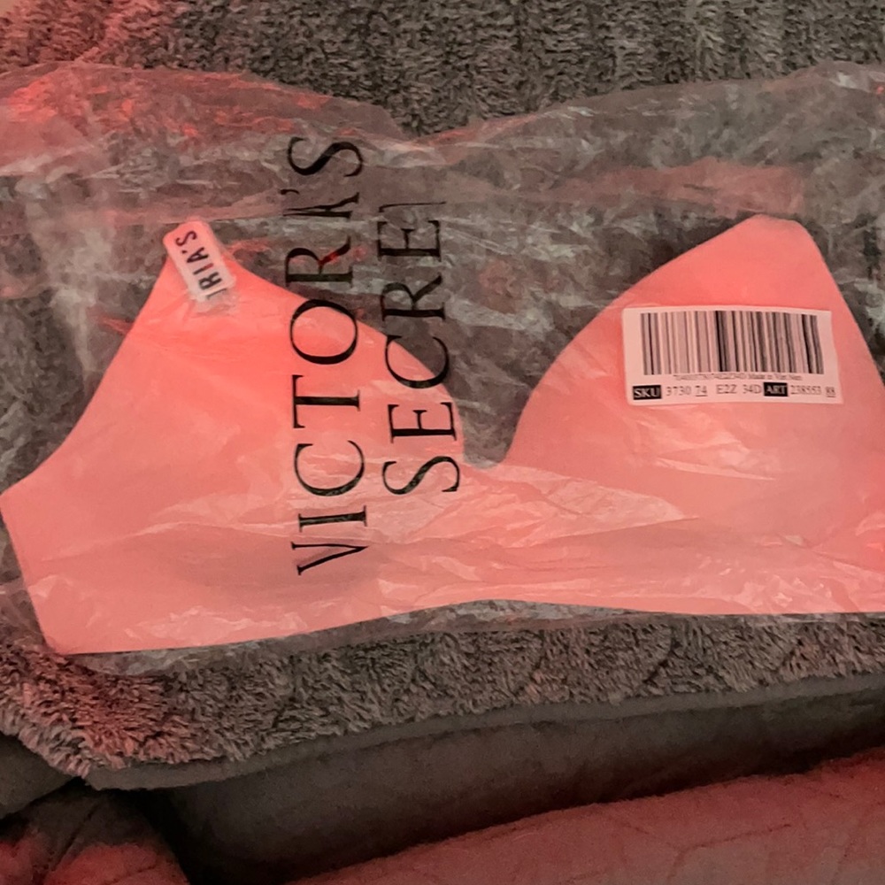 NWT Peach/Coral Victoria Secret bra, size 34D